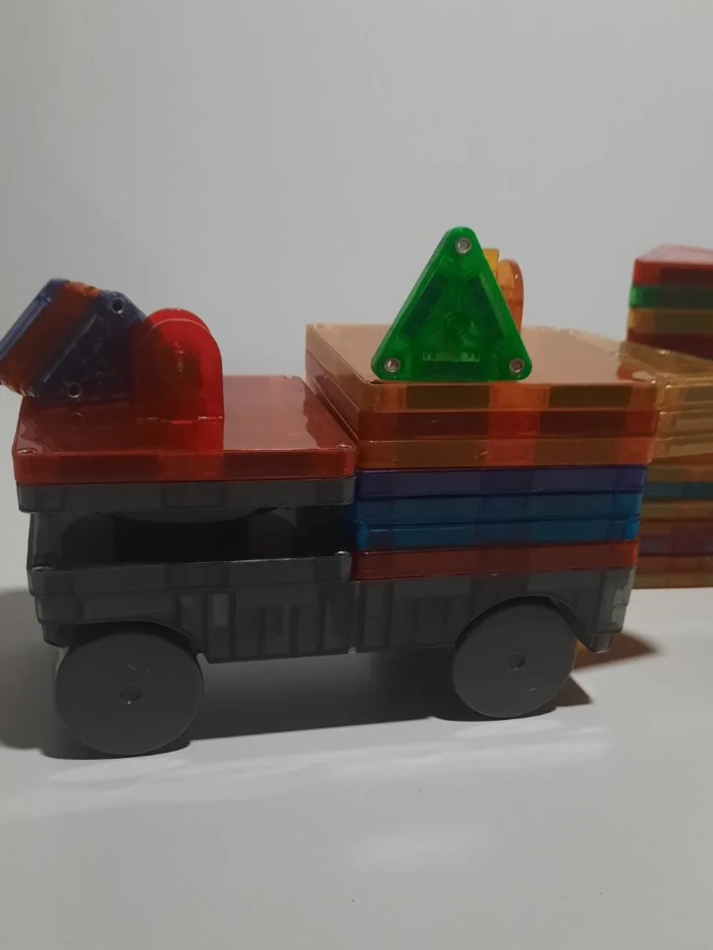 MAGNA-TILES PicassoTiles Lot 61 Pieces Magnetic Building Toys Car Chassis